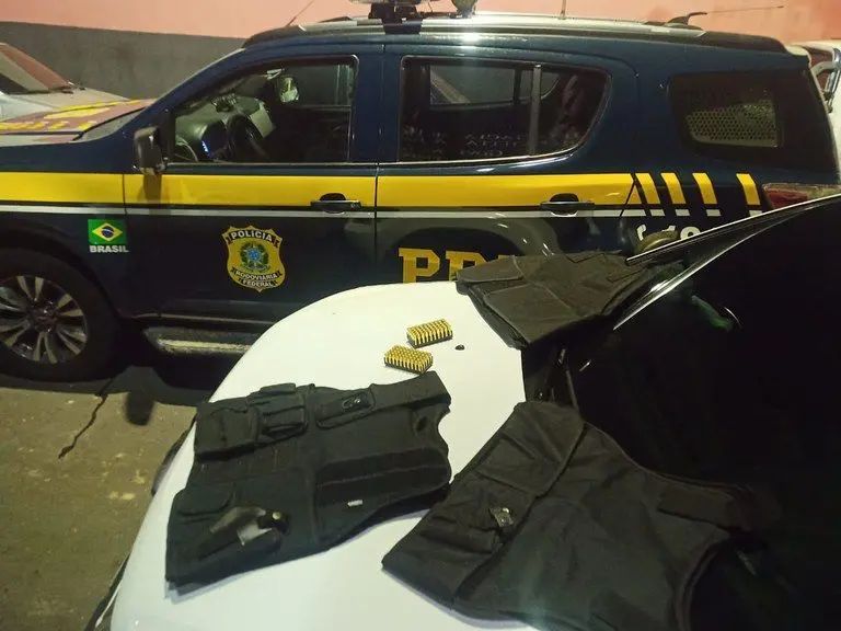 Imagem da notícia: PRF encontra coletes balísticos e munições em carro roubado há 8 meses no Ceará