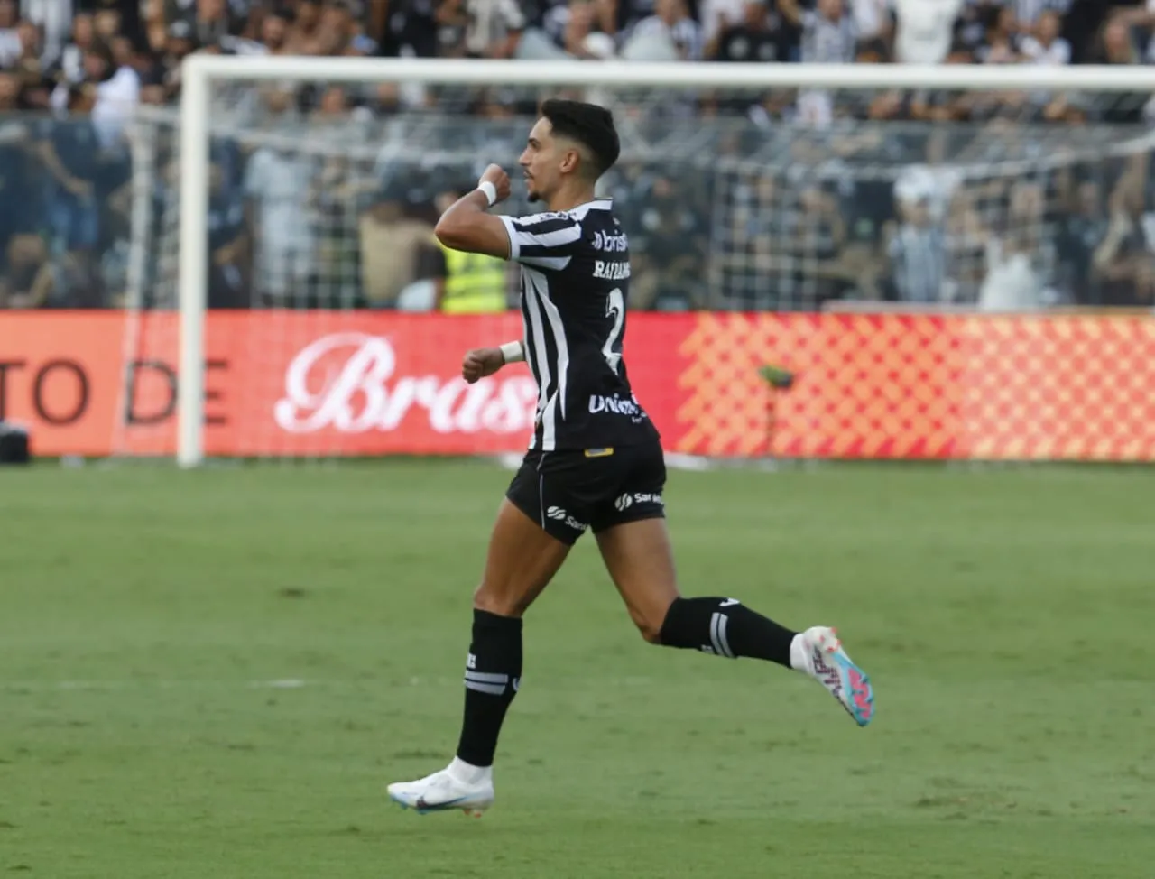 O Ceará abriu o placar contra o Floresta com bela finalização de Raí Ramos, em chute da intermediária