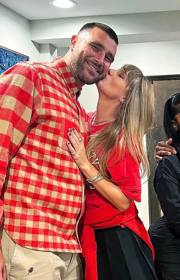 Imagem da notícia: Taylor Swift comemora vitória de Travis Kelce com beijão no gramado