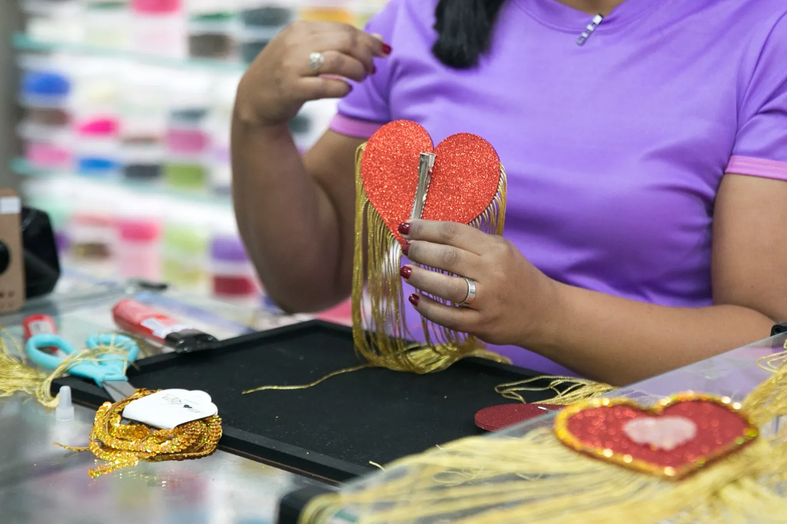 Presilhas ajudam a colocar as ombreiras em blusas e abadás