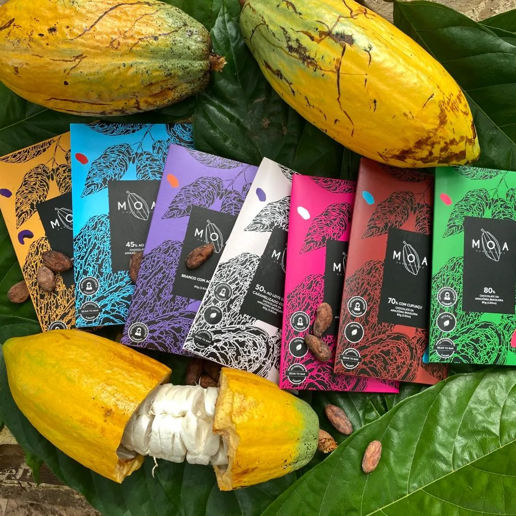 Na Moa Chocolates, são duas linhas de produtos fixos, revendidos por lojas parceiras em todo o Brasil: barras e drageados