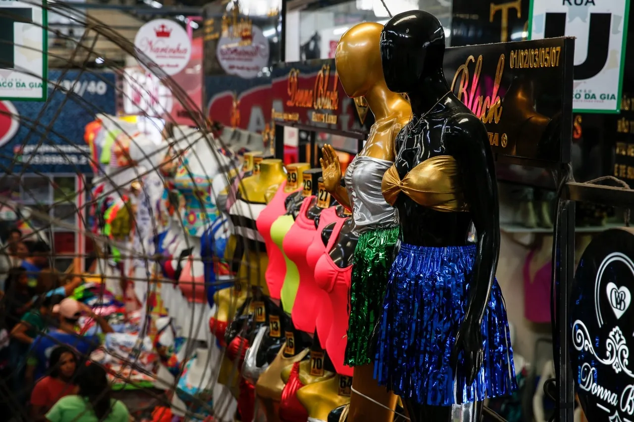 Produtos relacionados ao Carnaval ganham manequins no Buraco da Gia