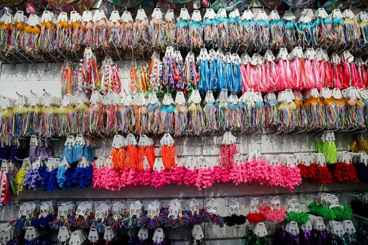 Brincos temáticos de Carnaval custam a partir de R$ 5 no Centro de Fortaleza