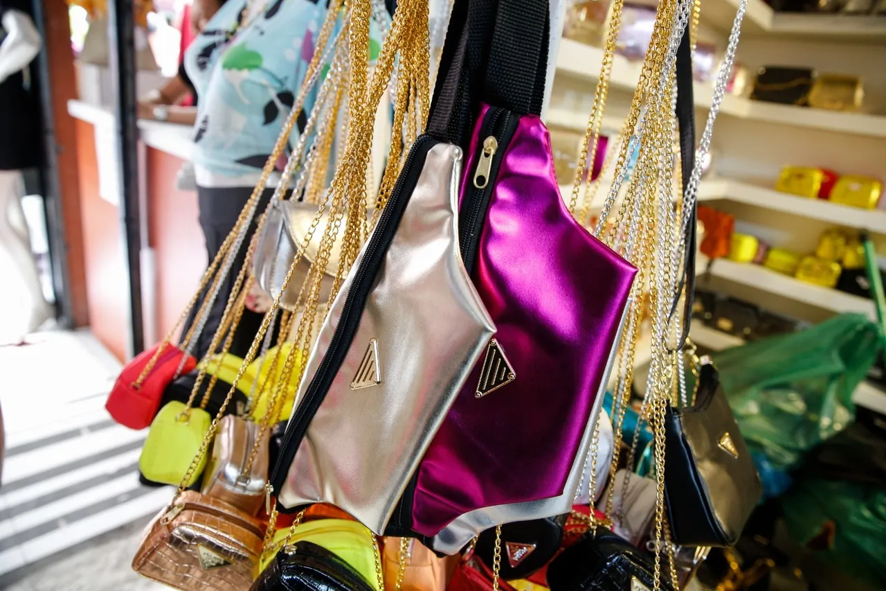 Pochetes, famosas nos bloquinhos de Carnaval pela praticidade e segurança, custam R$ 15