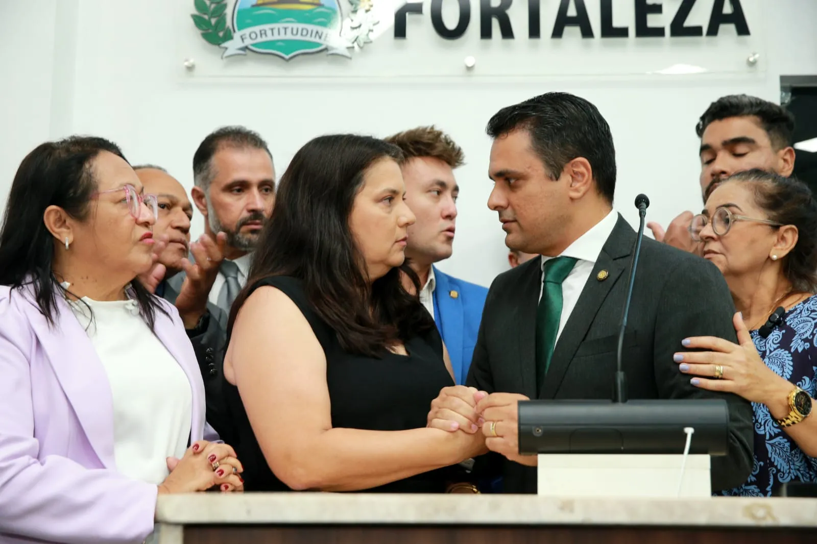 Discurso do presidente da Câmara Municipal no retorno da sessão solene foi feito ao lado da vereadora Cláudia Gomes, agredida pela colega Enfermeira Ana Paula
