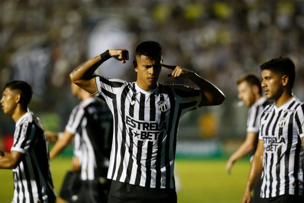 David Ricardo comemora gol com a camisa do Ceará