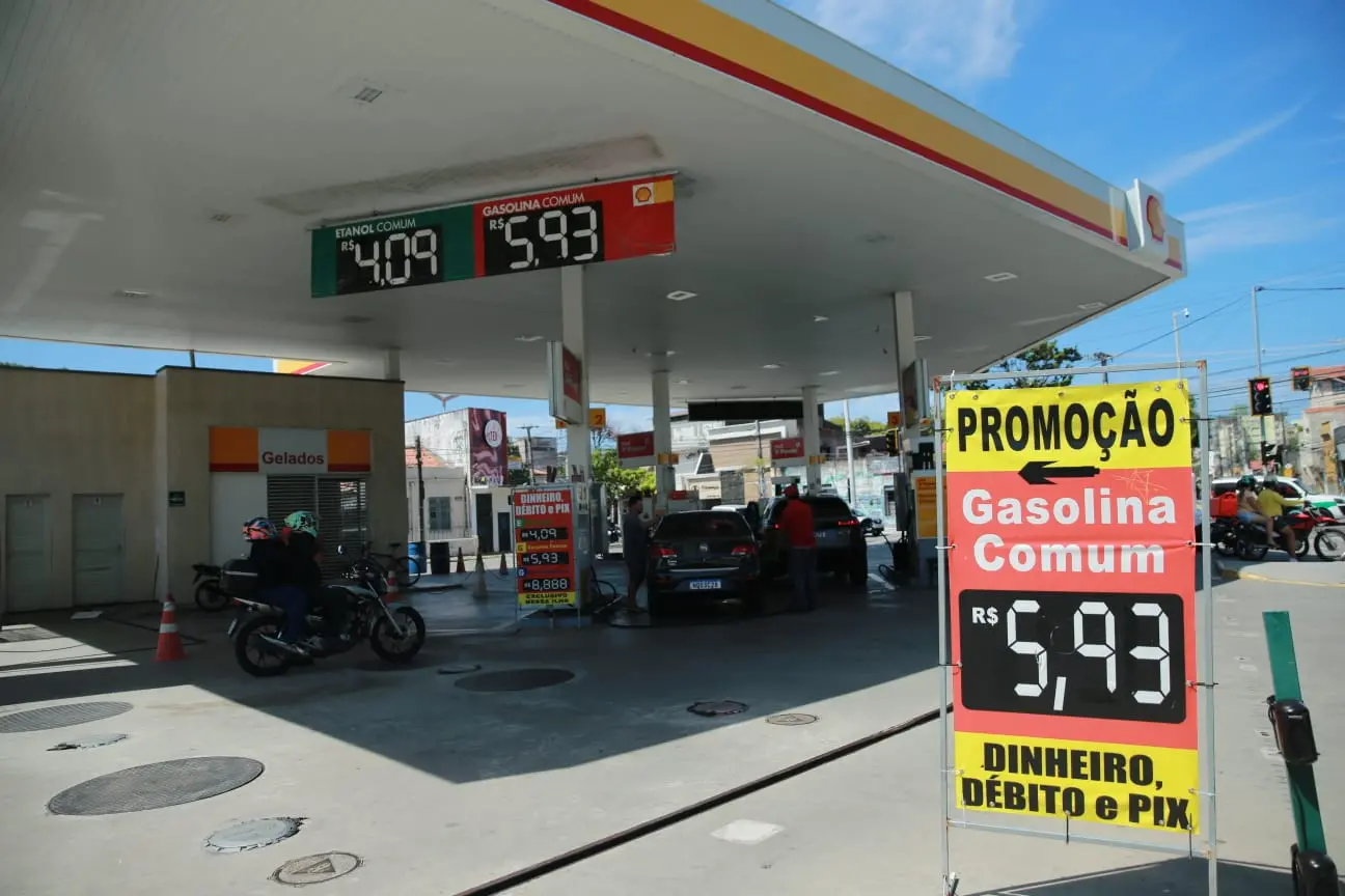 Imagem da notícia: Com preços altos da gasolina, compensa abastecer com etanol em Fortaleza? Entenda
