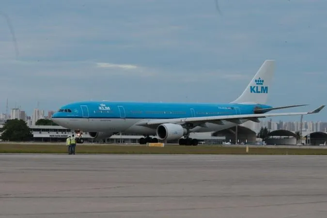Aeronave da KLM no Aeroporto Internacional de Fortaleza em 2018. Voo direto entre capital cearense e Amsterdã ainda não foi retomado após a pandemia
