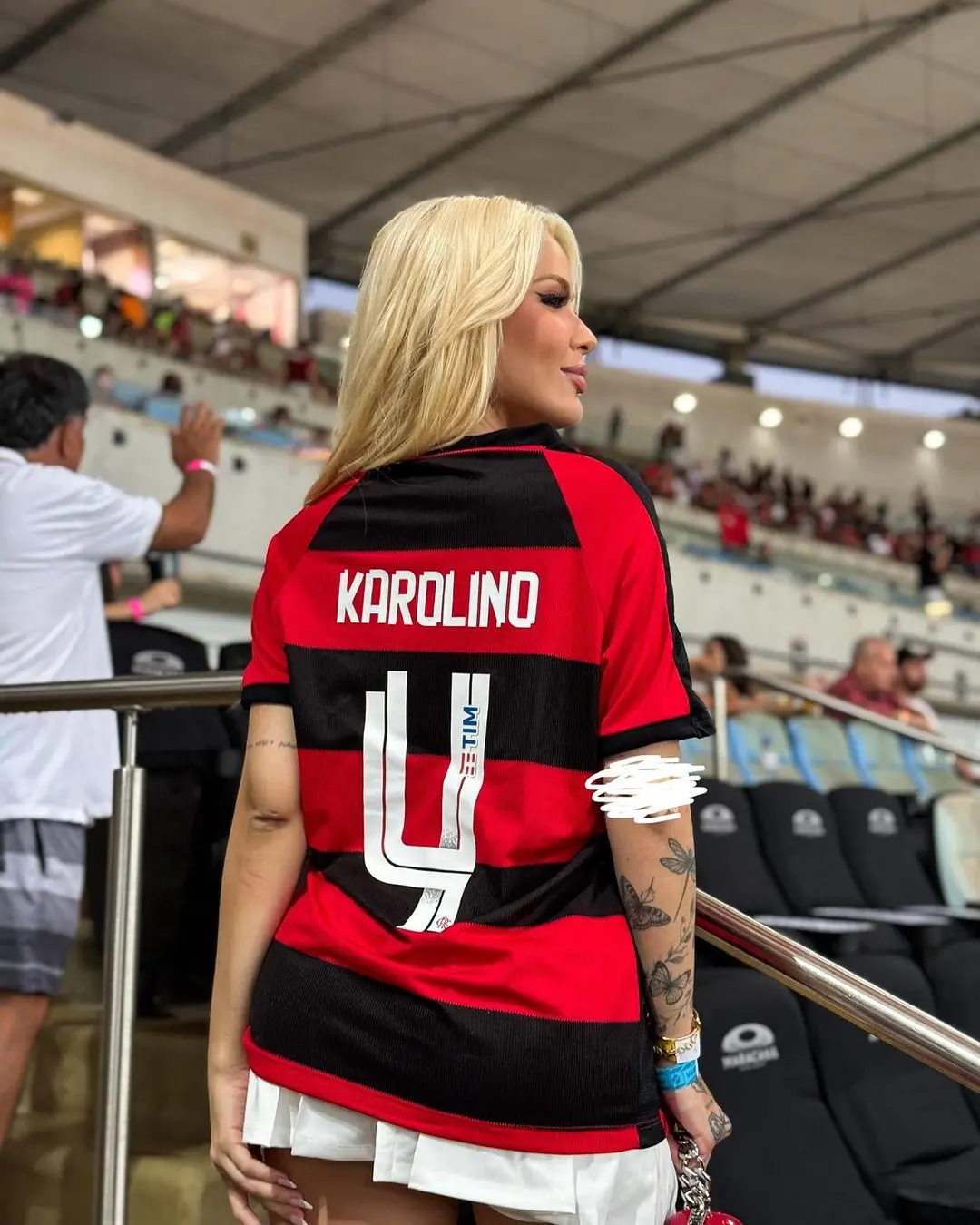Imagem da notícia: Karoline Lima vai ao Maracanã e usa blusa com apelido de Léo Pereira
