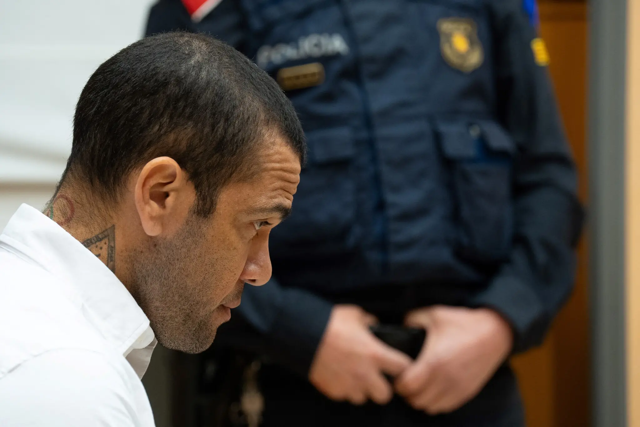 Imagem da notícia: Dani Alves fica em silêncio e mulher reafirma agressão sexual; saiba como foi o 1º dia do julgamento