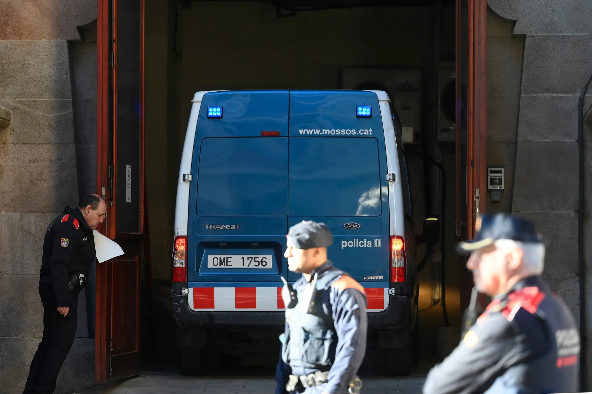 Daniel Alves chegou escoltado pela polícia.