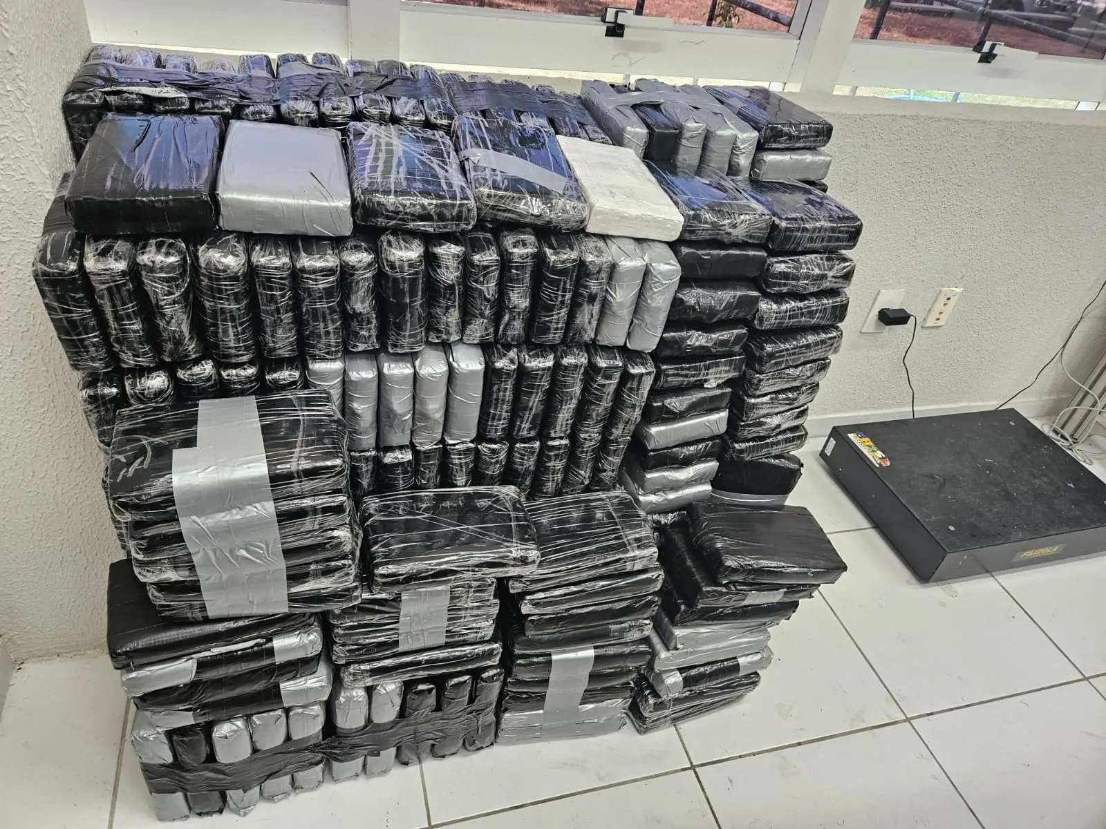 Imagem da notícia: Polícia apreende 410 kg de cocaína, barco e equipamentos de mergulho com dupla no Ceará