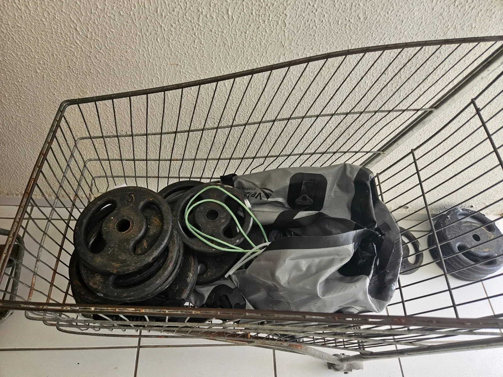 Criminosos utilizavam borrachas e anilhas para proteger droga e fazer com que ela afundasse na água, segundo a Polícia Militar