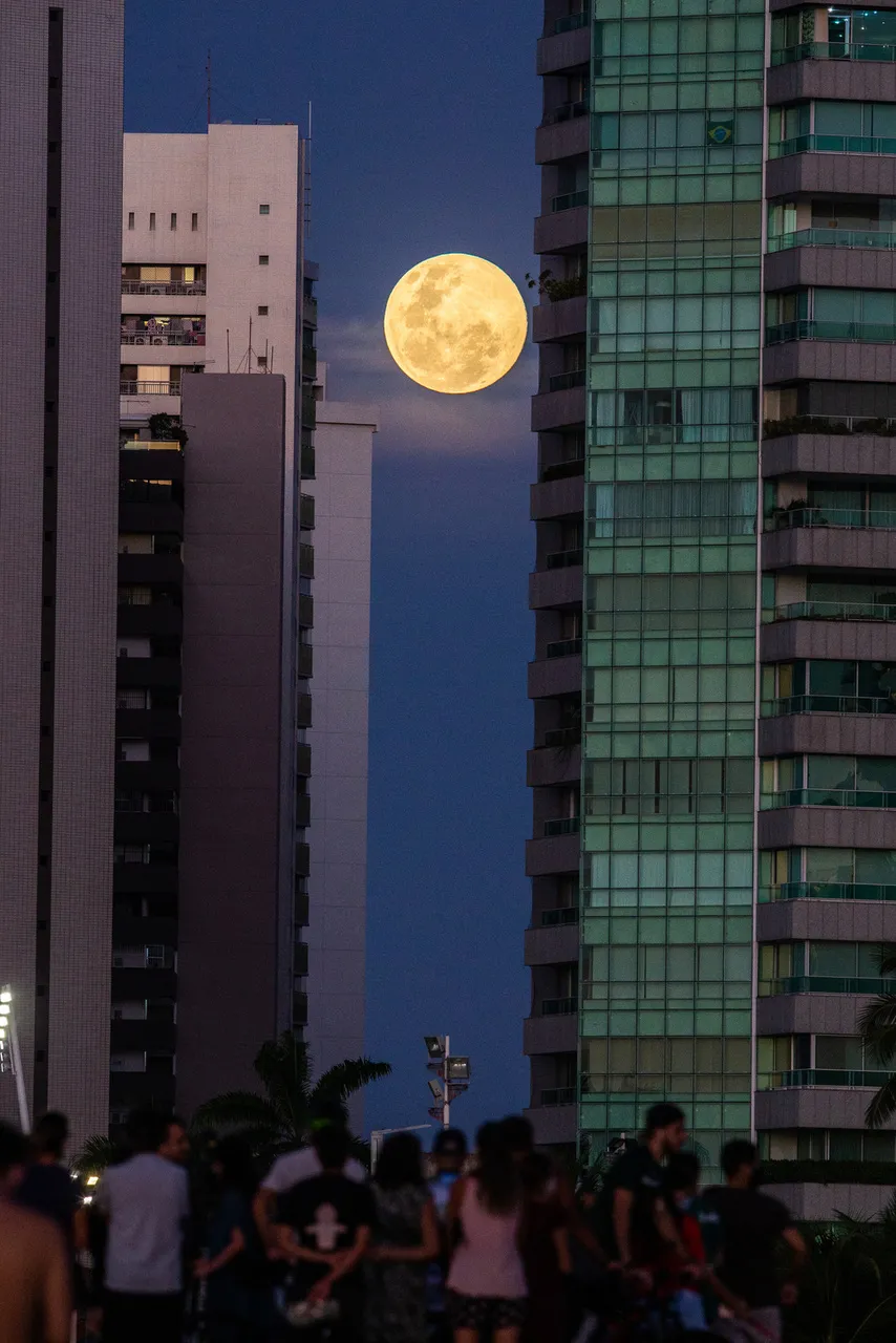Lua cheia encanta moradores de Fortaleza