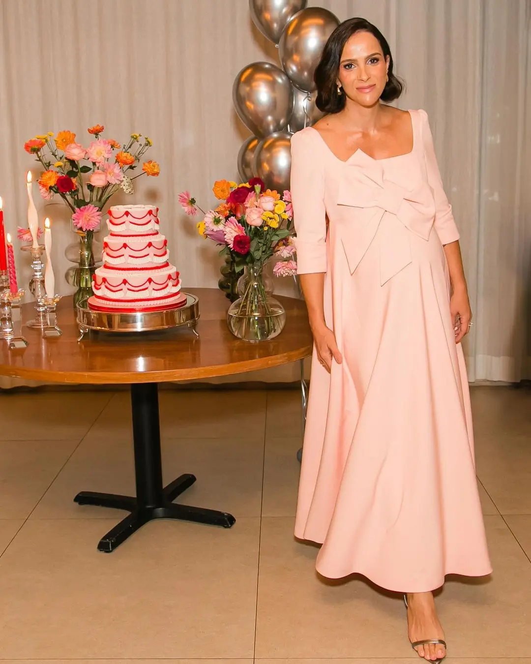 Imagem da notícia: Letícia Cazarré comemora 40 anos com jantar e exibe barrigão
