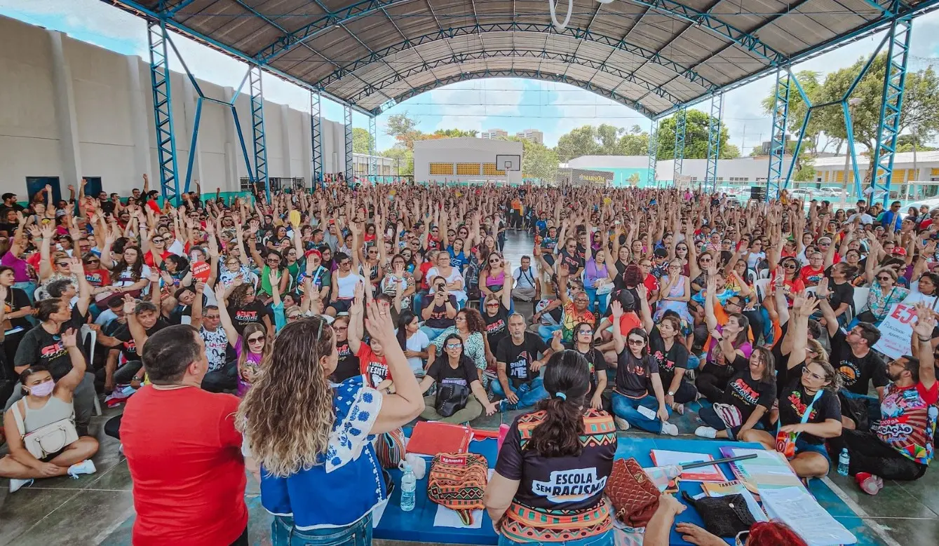 Imagem da notícia: Professores acatam proposta da Prefeitura e suspendem paralisação após uma semana