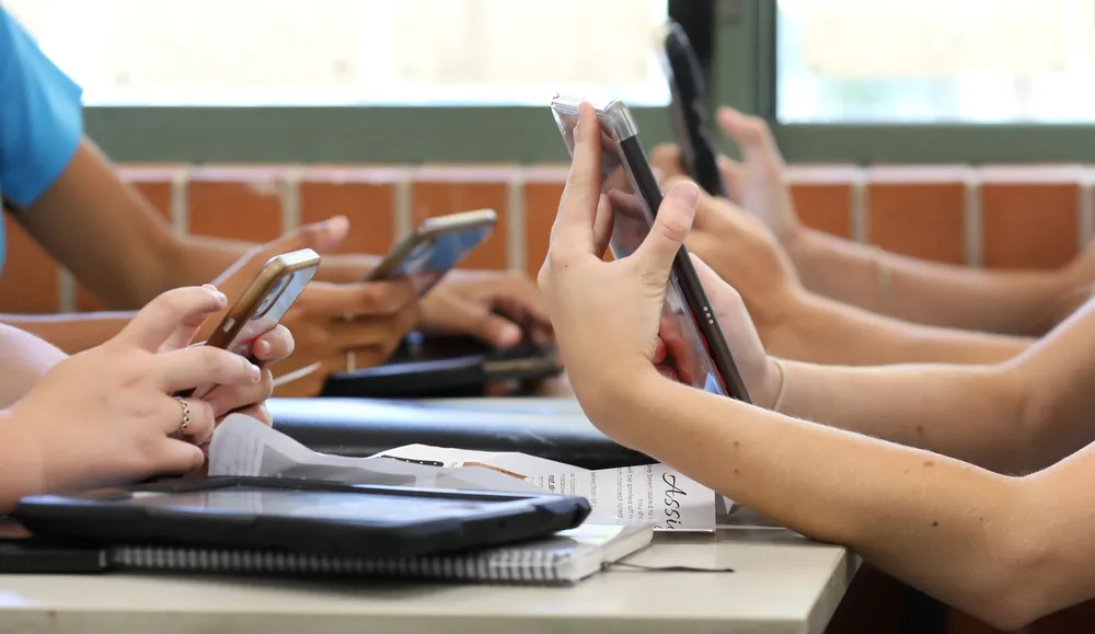 O uso de celulares e aparelhos eletrônicos similares em sala de aula é proibido por lei estadual desde 2008 no Ceará