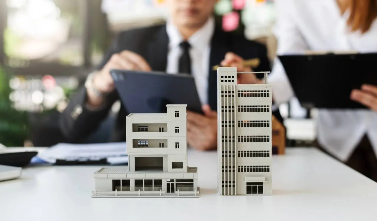 Maquetes de imóveis em escritório