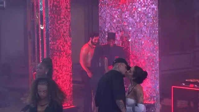 Casal esquentou as carícias e seguiu para quarto da casa