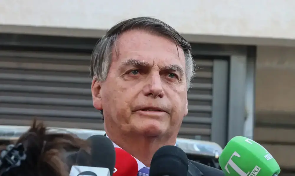 Imagem da notícia: Bolsonaro entrega passaporte à Policia Federal após ser alvo de operação