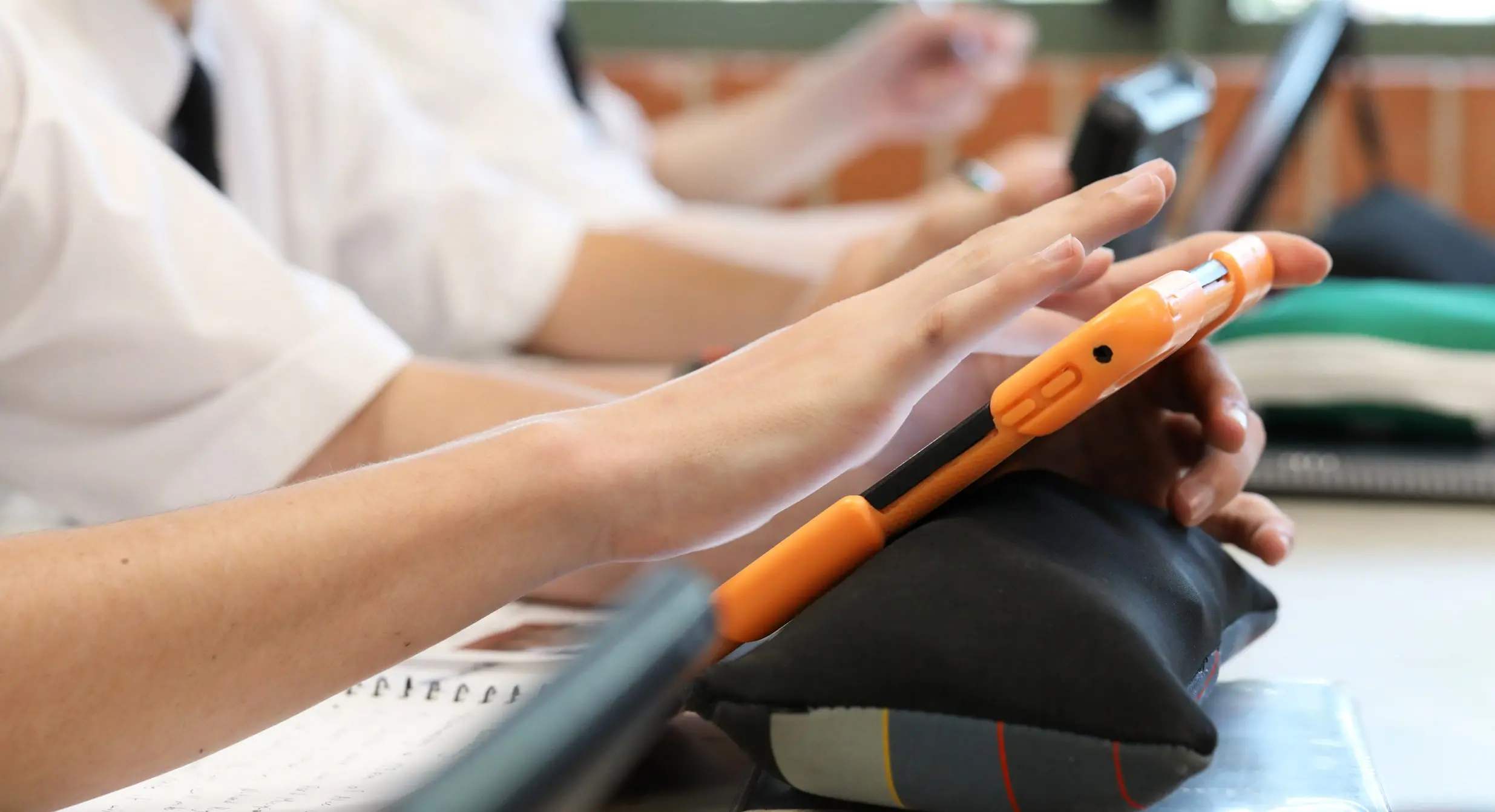 Imagem da notícia: Celular na sala de aula: o que dizem especialistas sobre proibir totalmente o uso do aparelho