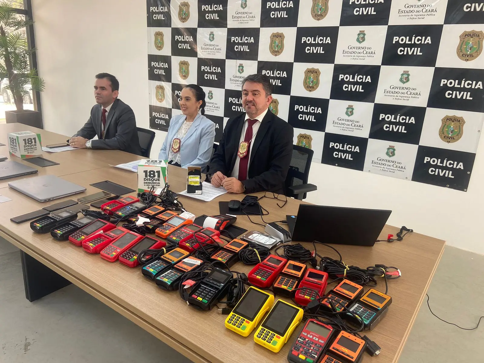 Imagem da notícia: Dupla de SP presa em hotel de luxo em Fortaleza comprava milhares de dados de cartões na internet