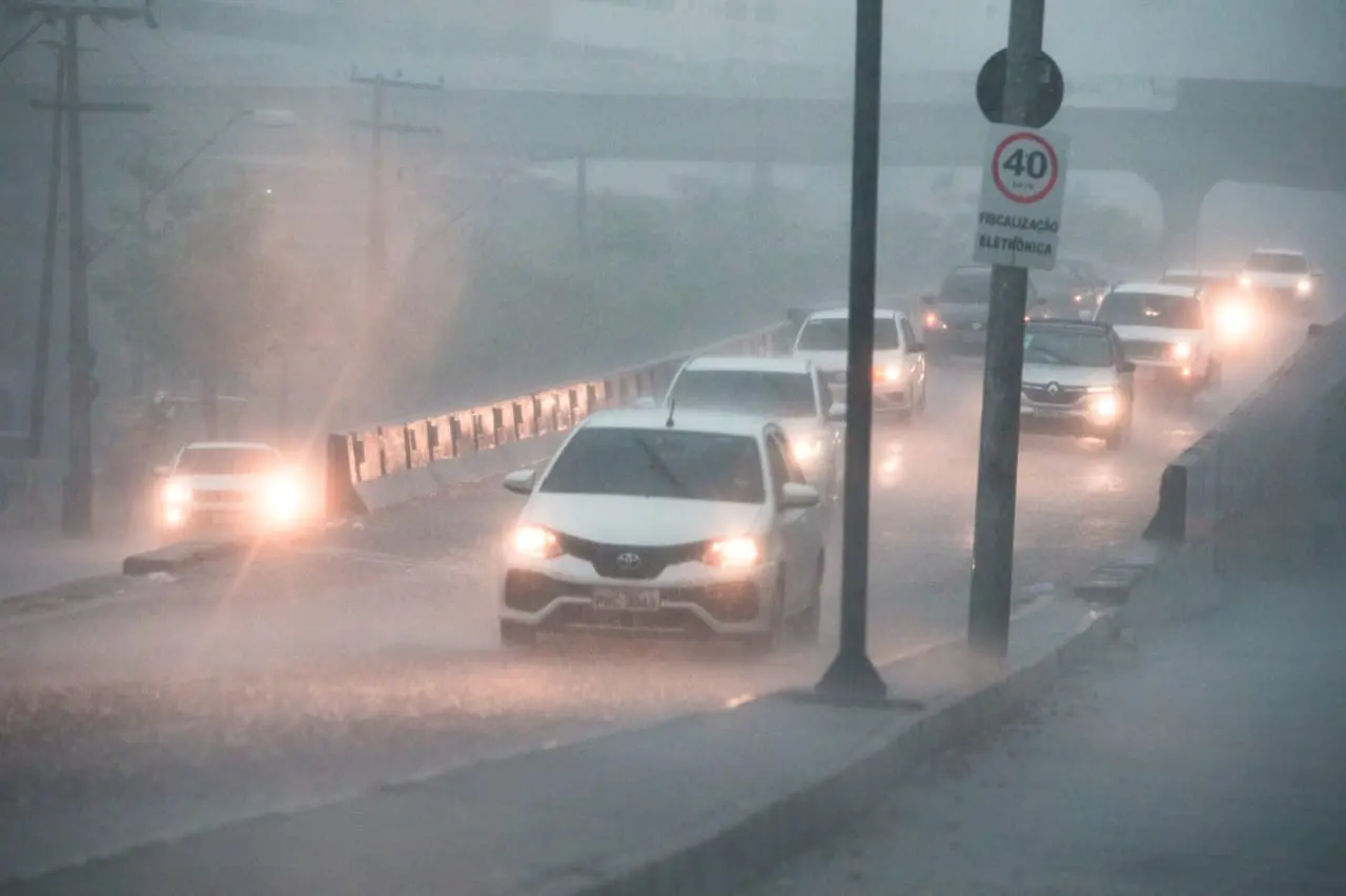 Imagem da notícia: Fortaleza tem segunda madrugada de chuva intensa neste Carnaval; veja previsão e balanço no Interior