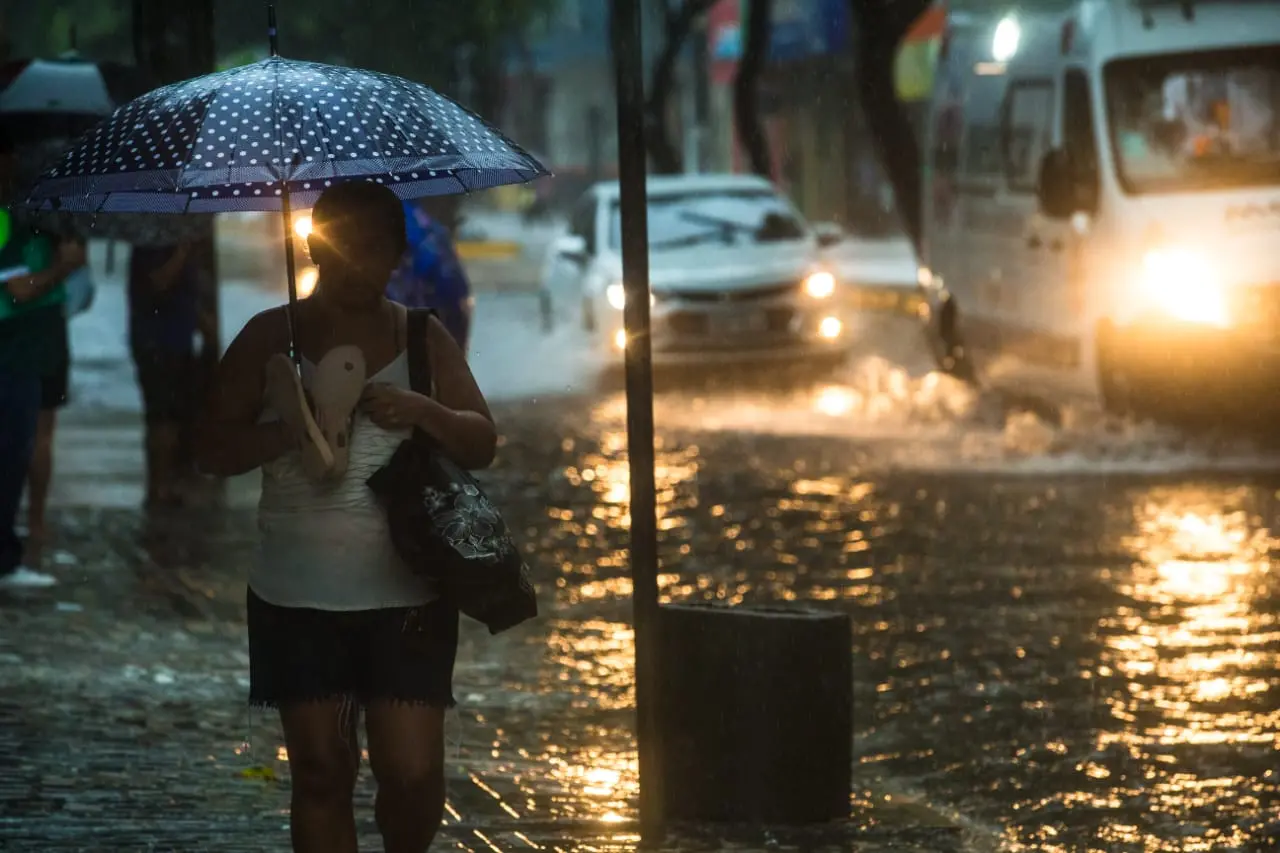 Imagem da notícia: Fortaleza tem dia com maior chuva dos últimos 20 anos, com 215,1 milímetros acumulados