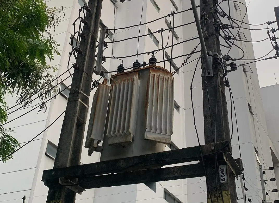 Imagem da notícia: Falta de energia elétrica afeta condomínio no Bairro de Fátima há 34 horas; idosa é removida de casa