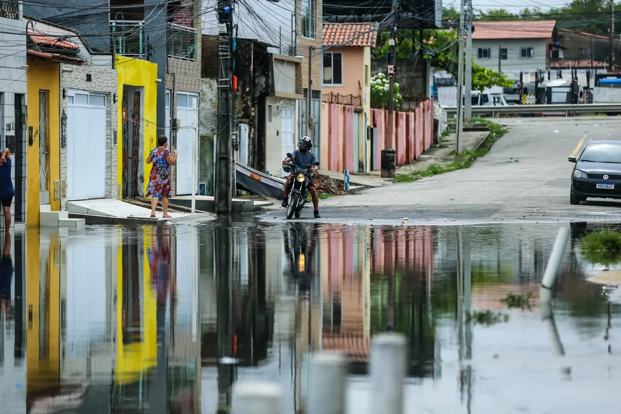 Chuvas dos últimos dias causaram alagamentos e deixaram transtornos nas vias de Fortaleza