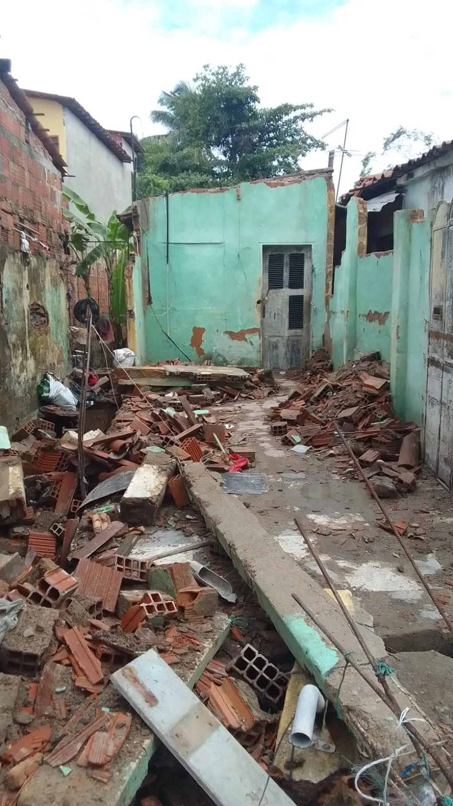 Imagem da notícia: Casa de vendedora ambulante desaba no Poço da Draga após forte chuva em Fortaleza