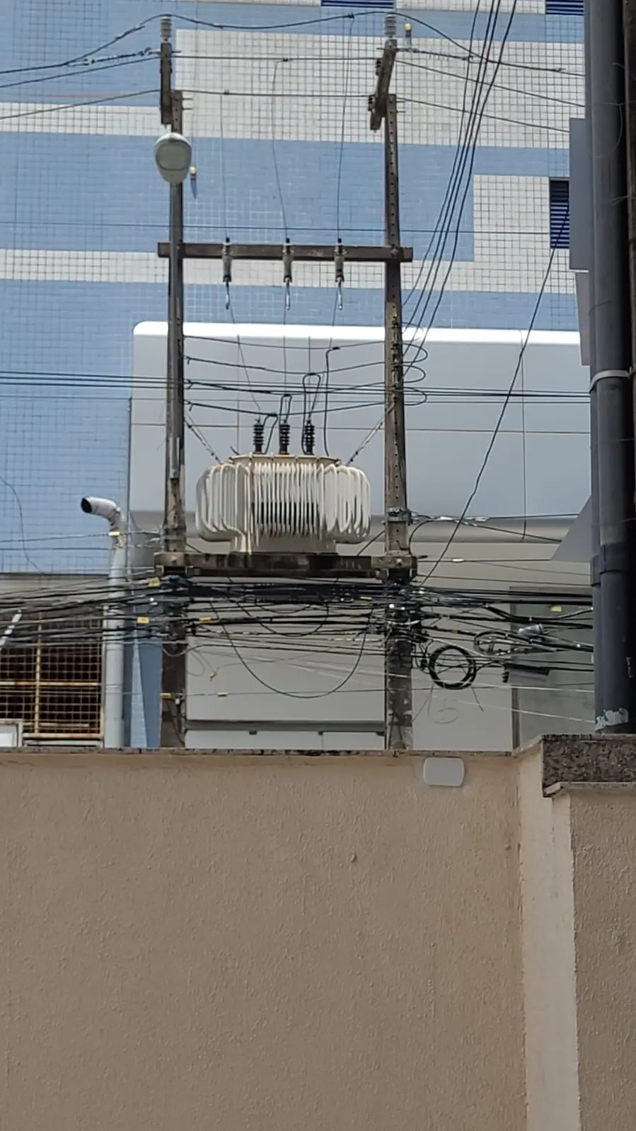 Imagem da notícia: Fortalezenses relatam estar há mais de 48 horas sem energia
