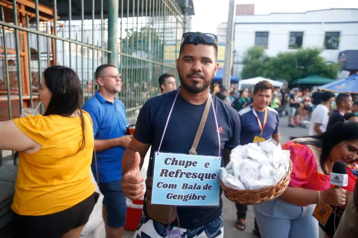 Mikael incrementa a renda com a venda de balas no Carnaval