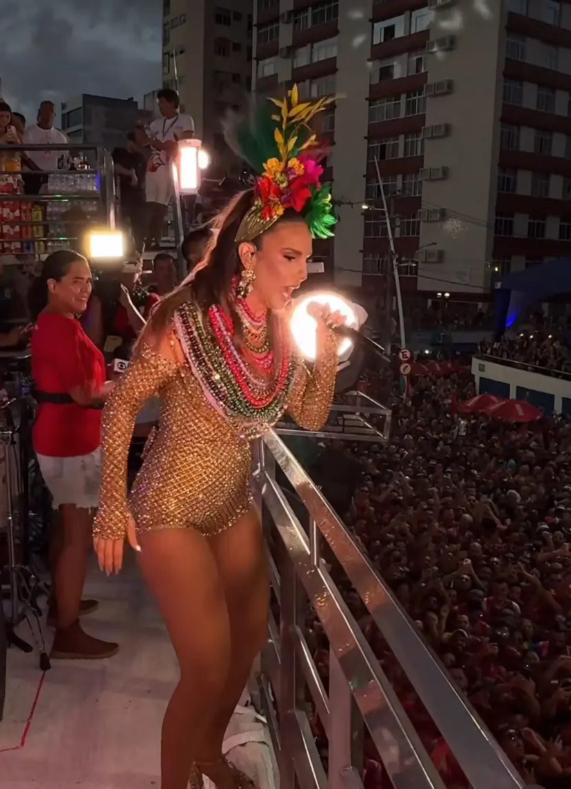 Imagem da notícia: Trio de Ivete Sangalo sofre vazamento em Salvador e cantora desabafa emocionada