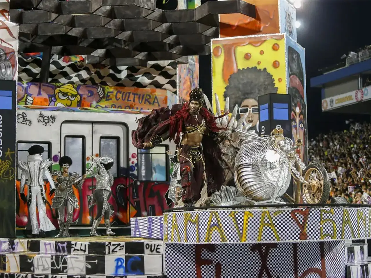 Imagem da notícia: Quem é a campeã do Carnaval 2024 em SP? Veja apuração das escolas de samba