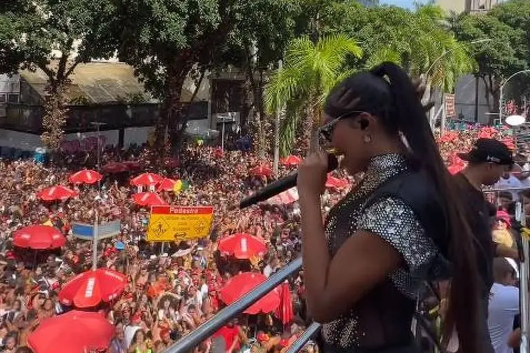 Imagem da notícia: Ludmilla encerra bloco mais cedo após foliões passarem mal com o calor no Rio de Janeiro
