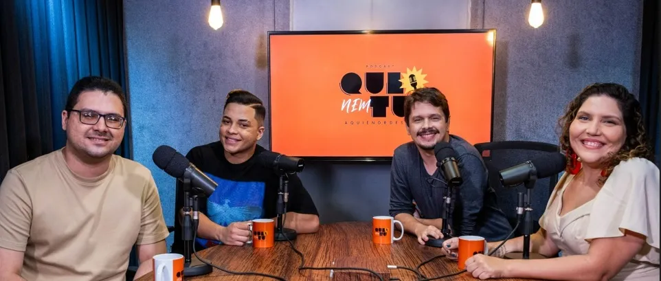 Alanzim Coreano conversou com os apresentadores do Que Nem Tu, Alan Barros e  Karine Zaranza, e com o colunista do É Hit, João Lima Neto, sobre a carreira e os desafios do forró