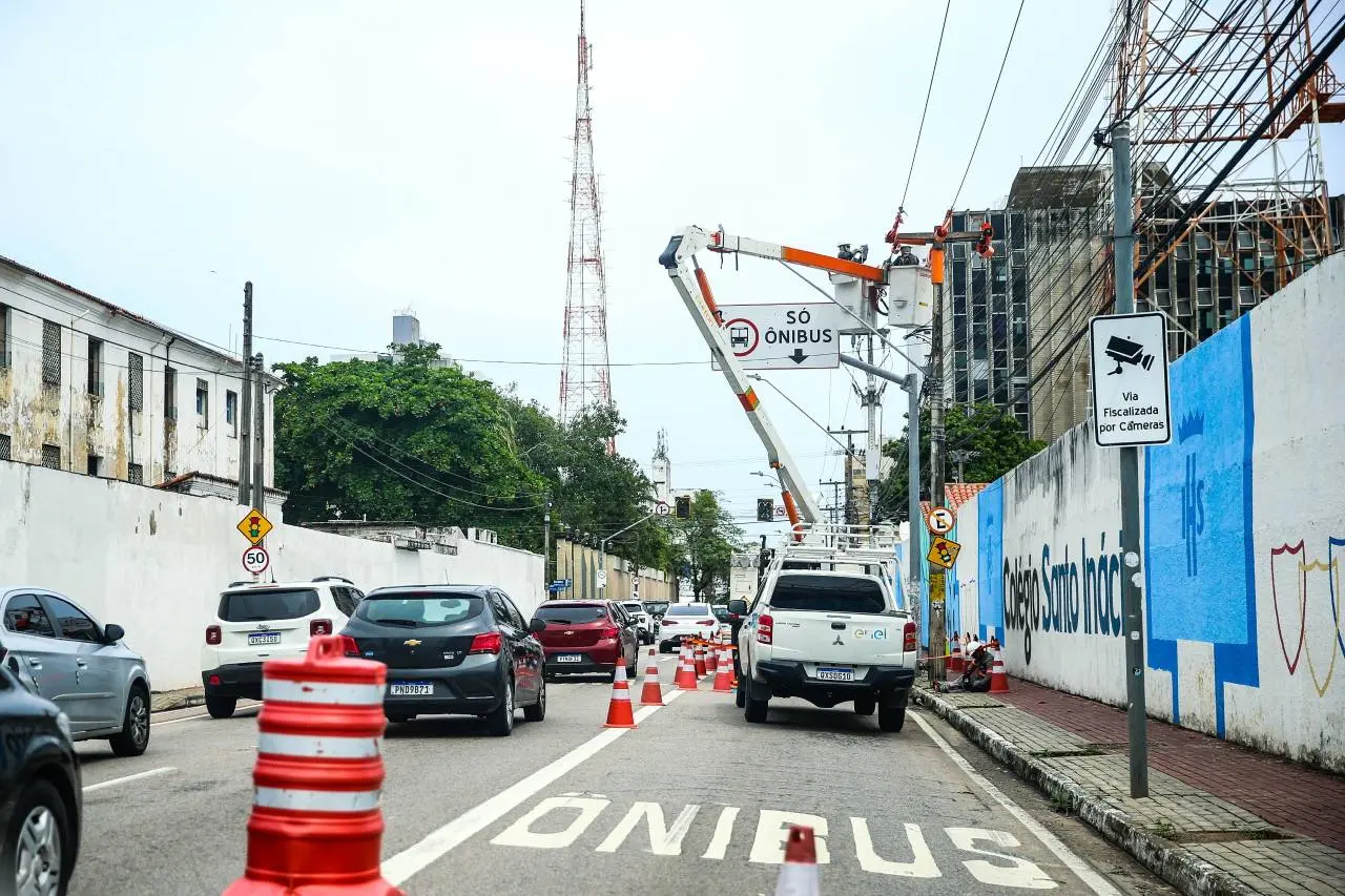 Pessoal da Enel tentando reestabelecer energia em via de Fortaleza