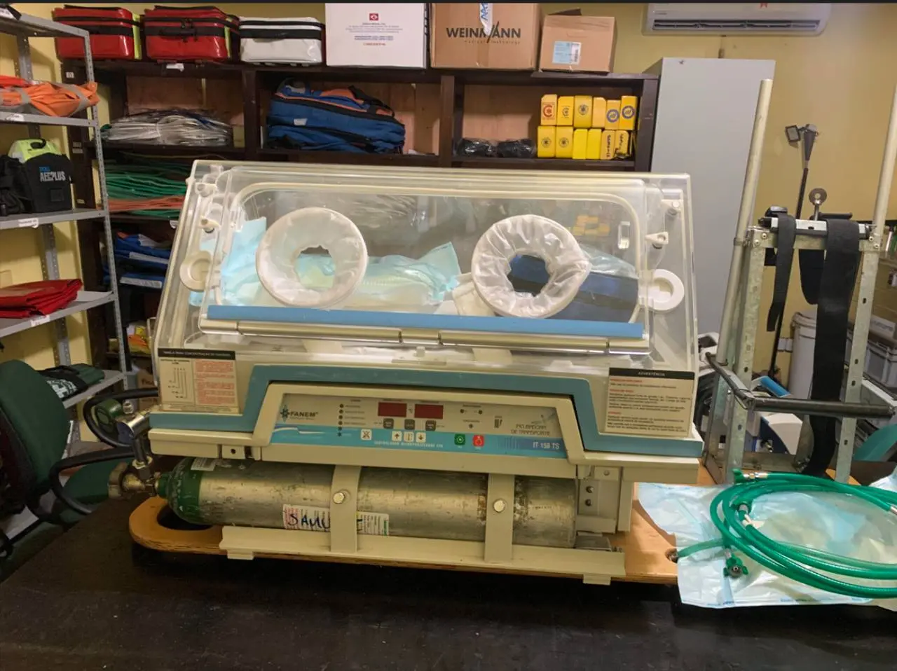 Incubadora neonatal que pode ser instalada nas aeronaves do Ciopaer para manter a vida de bebês prematuros