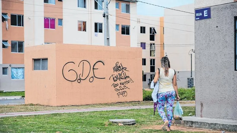 Praticamente em todos os municípios há presença de grupos criminosos organizados, que além da violência direta (homicídios, roubos e furtos) tem controlado o ir e vir das populações de vários bairros