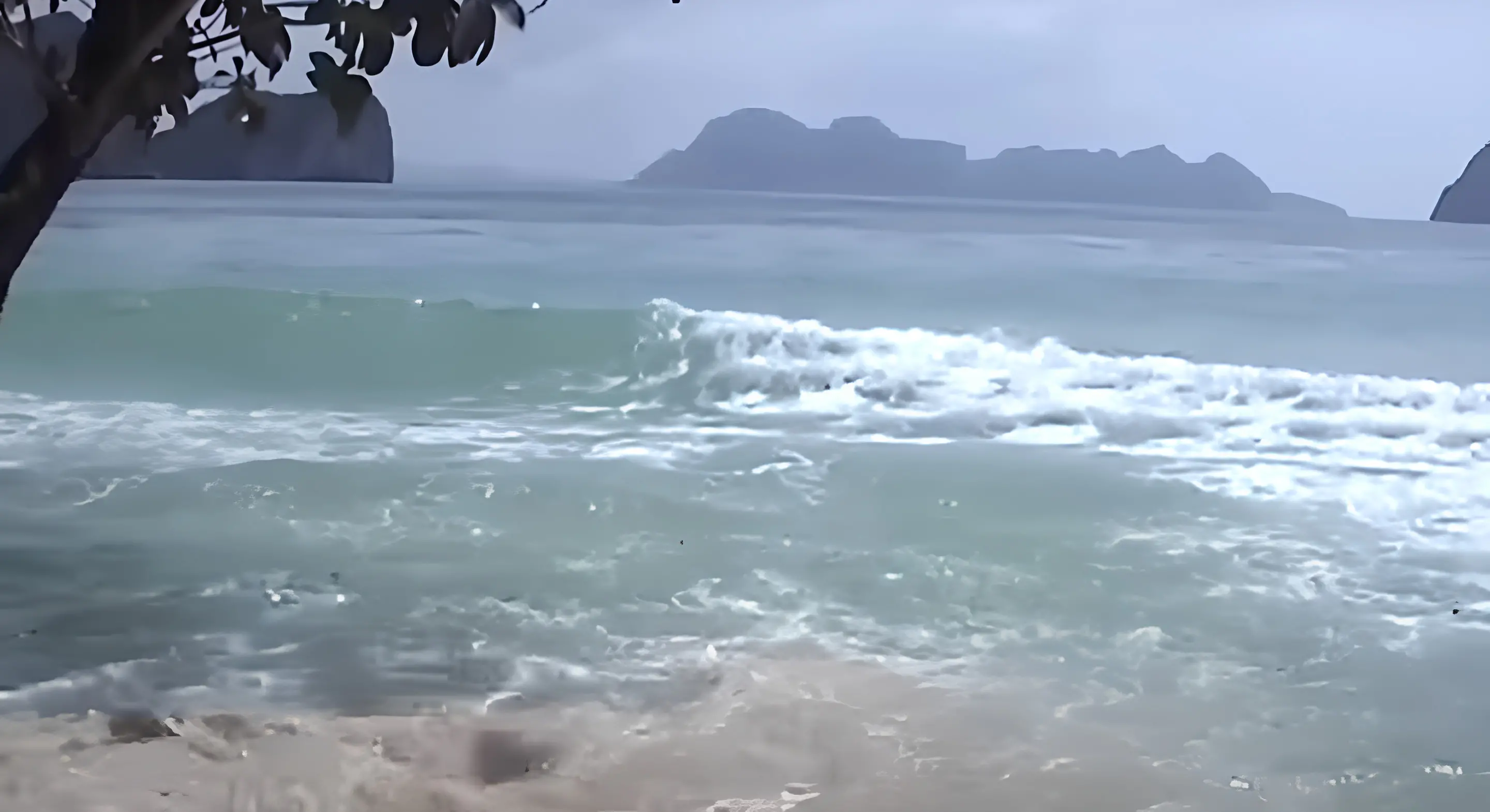 Imagem da notícia: Homem descobre que registrou primeiras ondas do tsunami na Tailândia em 2004; veja vídeo