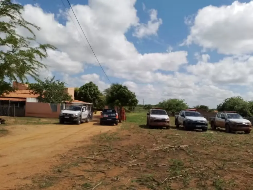Imagem da notícia: Fugitivos de presídio em Mossoró invadiram casa e fizeram família de refém, diz polícia
