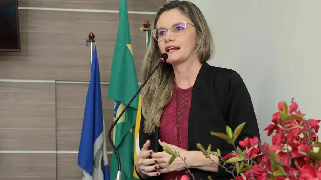 Imagem da notícia: Após afastamento, Justiça determina retorno de prefeita de Limoeiro do Norte ao cargo