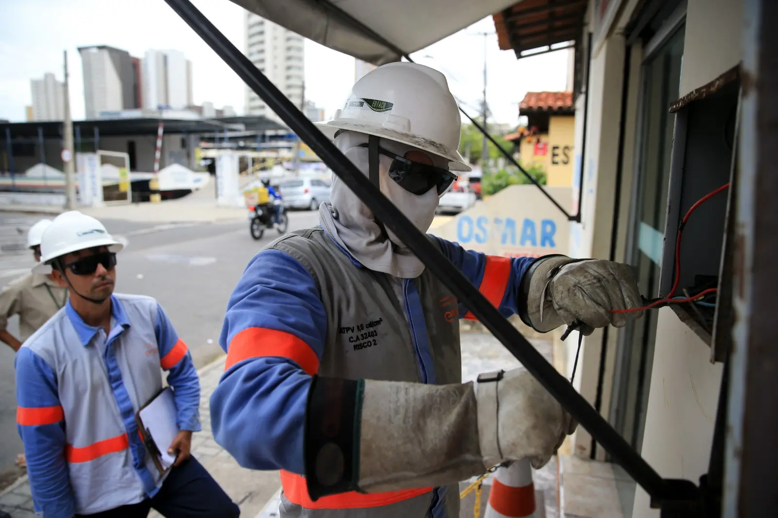 Imagem da notícia: Multar e denunciar: quais órgãos podem fiscalizar a Enel Ceará e como garantir melhoria do serviço
