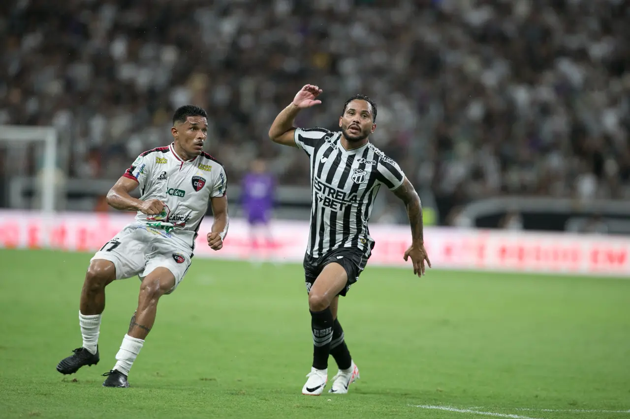 Foto de Lourenço, meia-atacante do Ceará, durante jogo