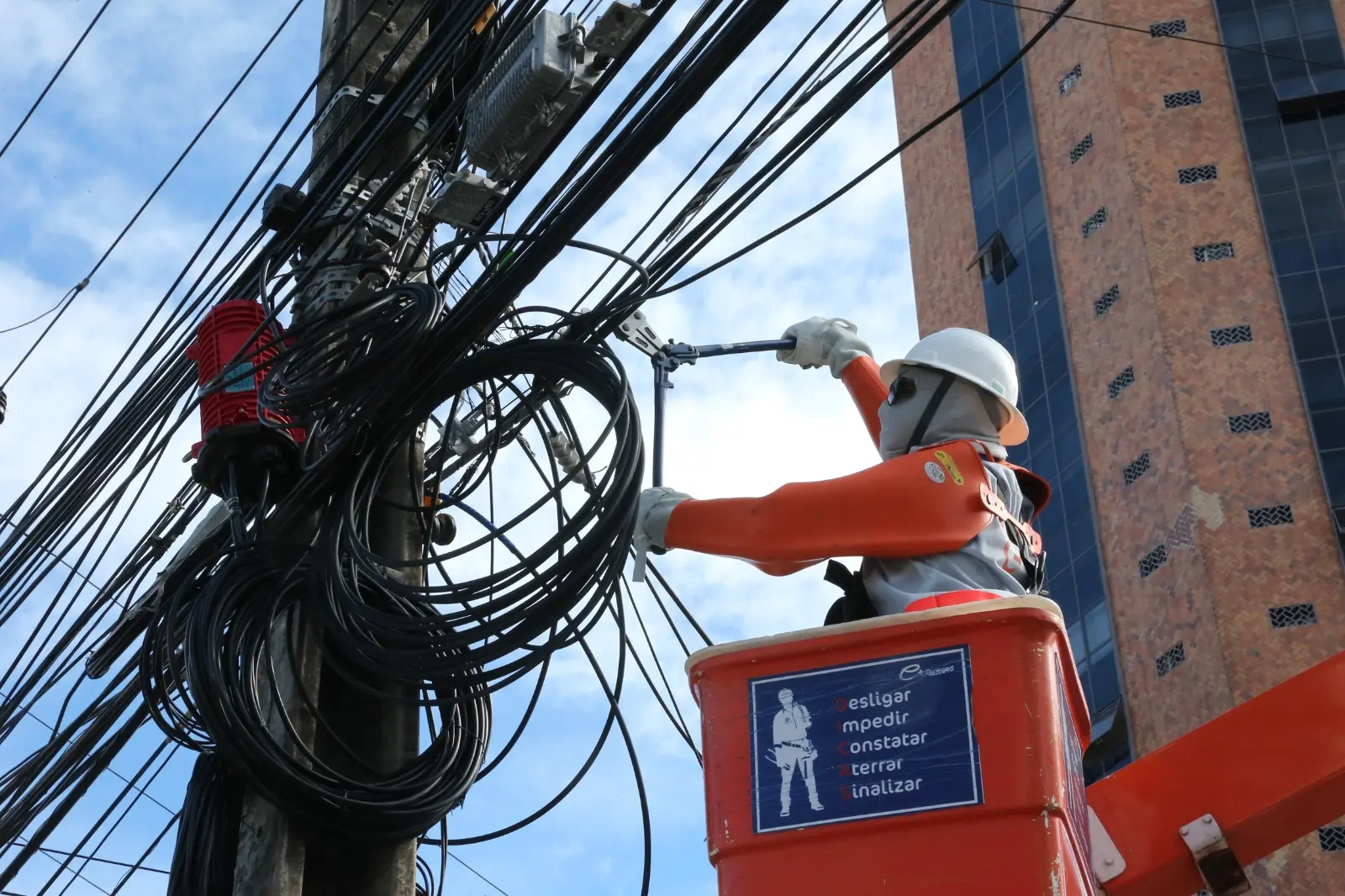Imagem da notícia: Apesar das queixas, por que a quebra do contrato com a Enel Ceará é pouco provável?