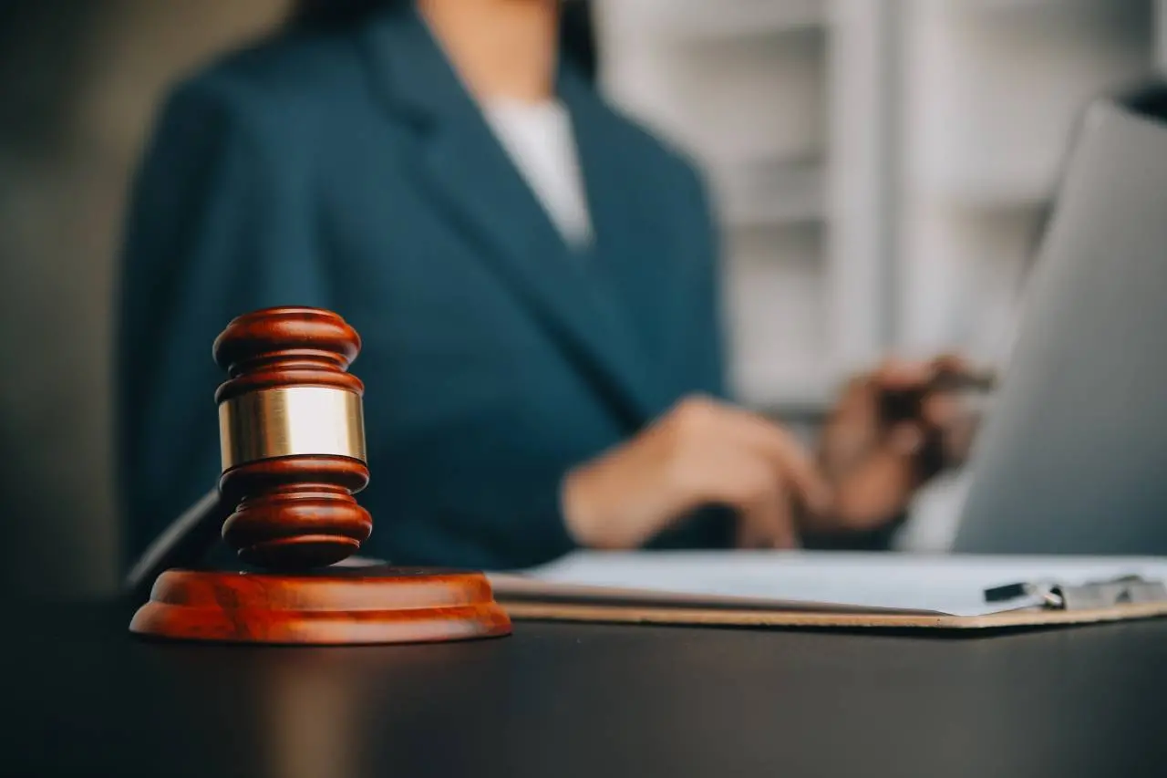 Advogada trabalhando em computador