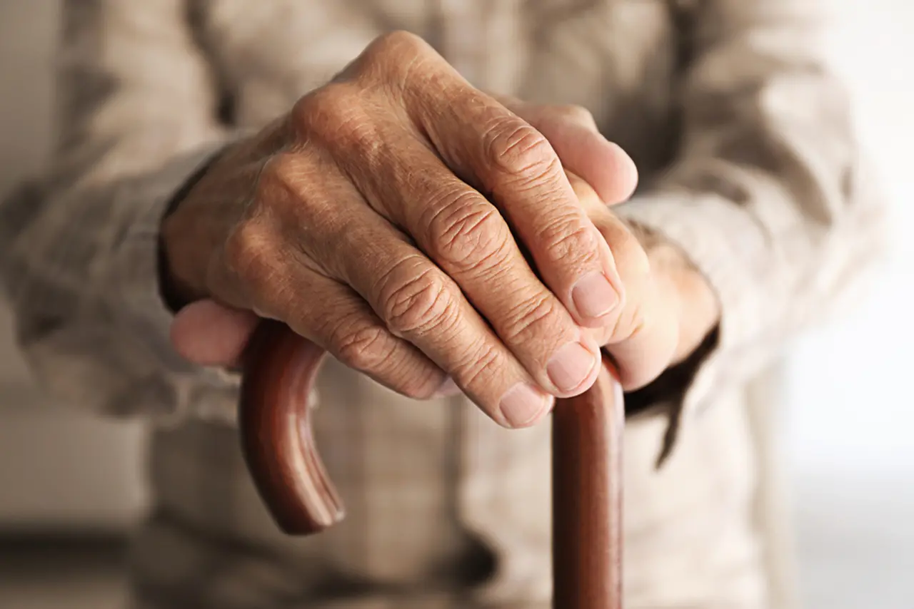 Imagem da notícia: Idoso de 85 anos é preso em asilo suspeito de estuprar idosa de 80 anos da mesma instituição