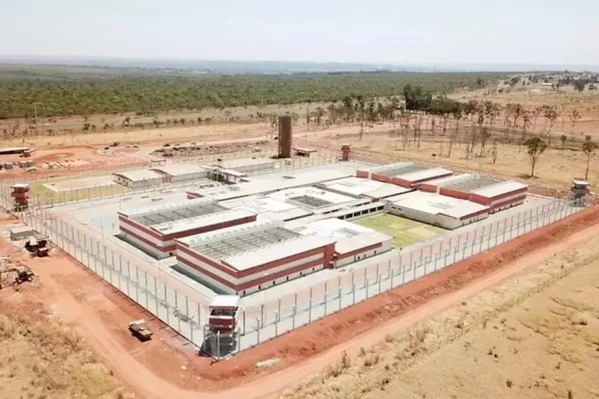 Imagem da notícia: Penitenciária Federal de Mossoró instala barras de ferro em luminárias das celas após fuga 