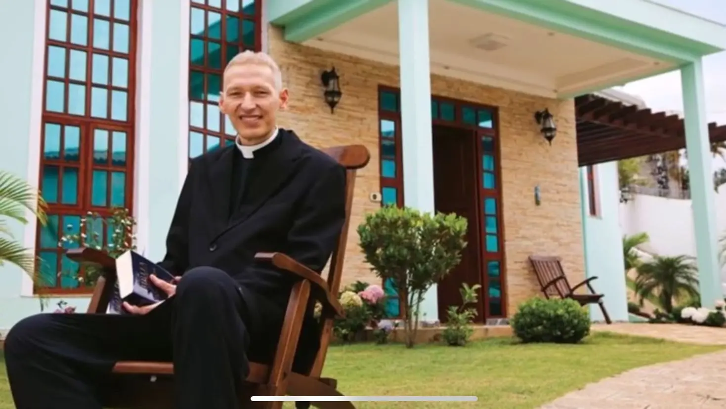 Imagem da notícia: Padre Marcelo Rossi é criticado após divulgar casa avaliada em R$ 18 milhões e com academia própria